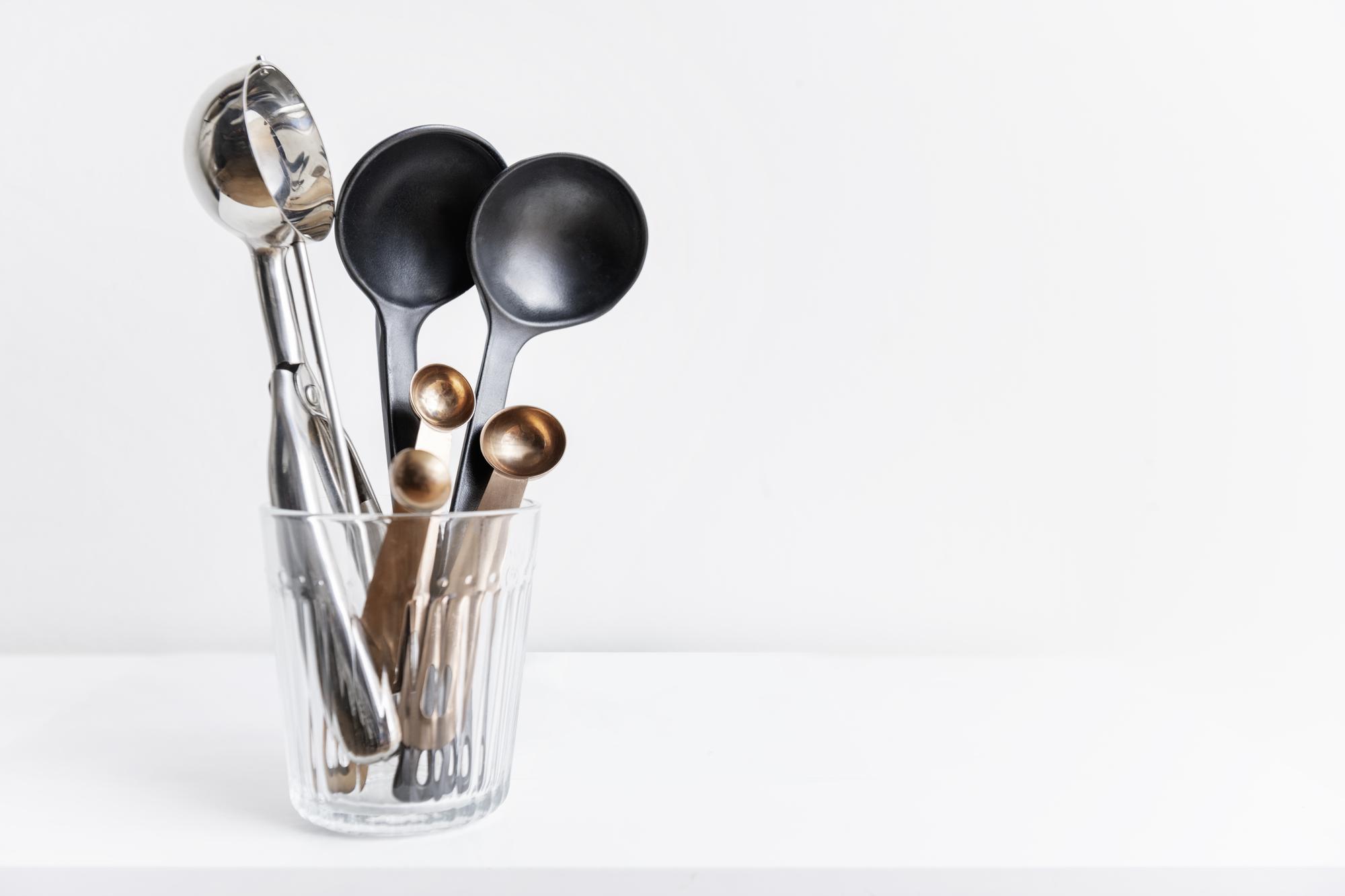 Set di strumenti da cucina su tavolo